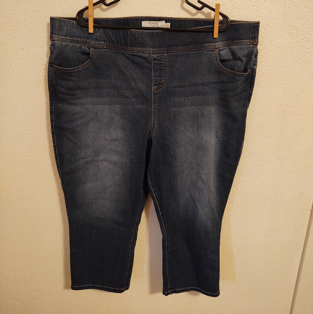 TORRID LEAN JEAN PULL-ON MEDIUM WASH CAPRI/CROPPED